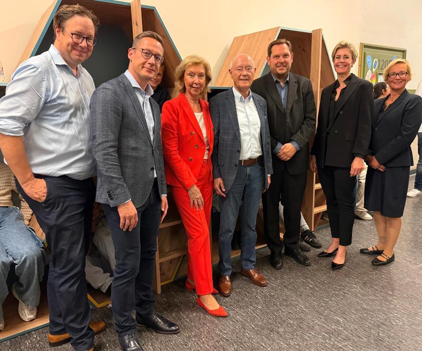 Im Beisein von Oberbürgermeister Daniel Schranz wurden die Lernnischen feierlich eingeweiht.