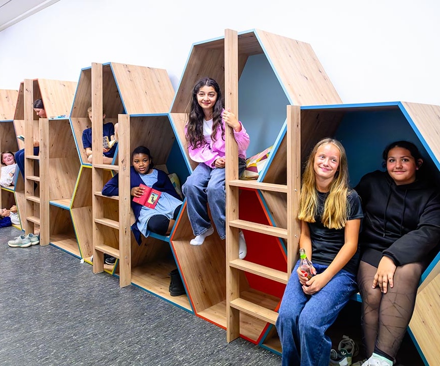 Schülerinnen und Schüler des Elsa-Brändström-Gymnasiums testen die neuen Lernnischen. (Foto: Stadt Oberhausen/Tom Thöne)